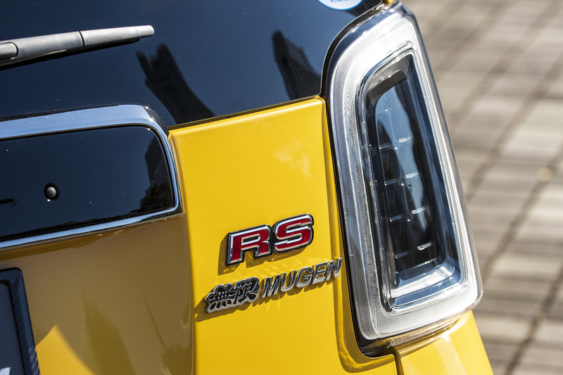 クロームメッキ仕上げの「無限メタルロゴエンブレム」。“無限”凹部がブラックとなるアイテムのほか、ホワイトもラインアップ