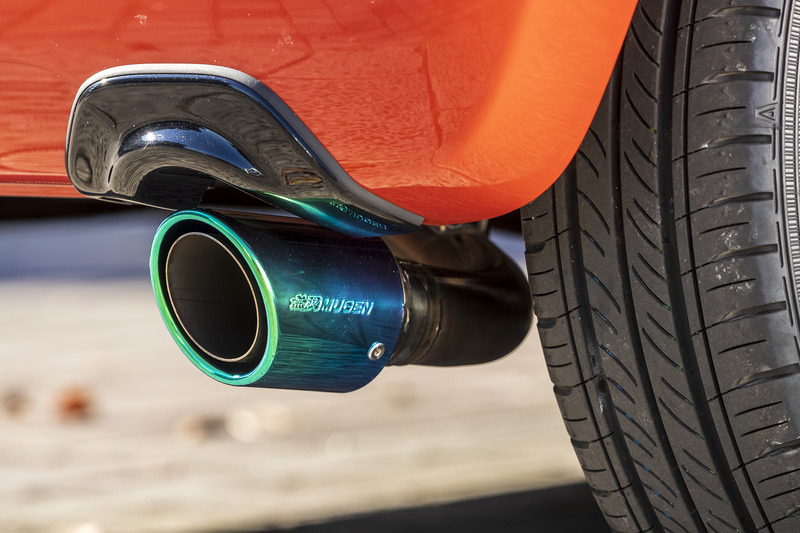 優れた排気効率と消音性能を両立した「スポーツエキゾーストシステム」。本体部はオールステンレス製で、標準装備バンパーに装着するリアアンダーガーニッシュを付属する。フィニッシャー部はカーボン製・チタン製・ステンレス製から選択でき、保安基準適合の交換用マフラー事前認証制度認定品となる