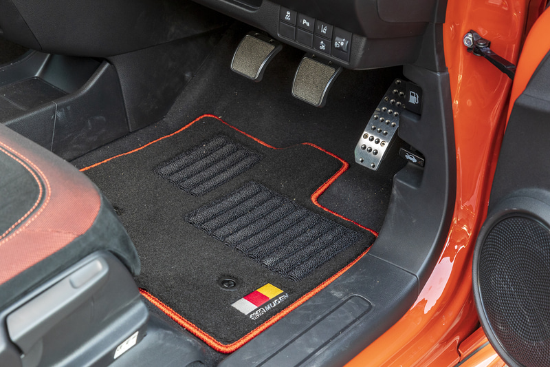 「スポーツマット」は耐久性に優れたナイロン素材。フロントマットには磨耗を抑止するヒールパッドを採用している。アルミ製ペダルをベースに、ニッケルクロームの発泡金属をストッパー部に採用して、滑りにくい構造とした「スポーツペダル」も装着している