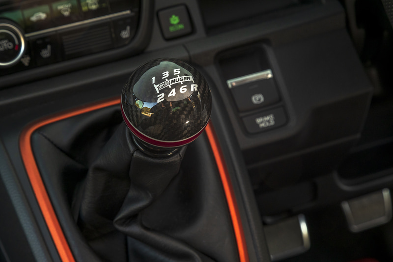 アルミニウム素材にドライカーボンを積層させた球形状の「シフトノブ」。サイズはΦ50で、写真のレッドのほか、ブラックも設定