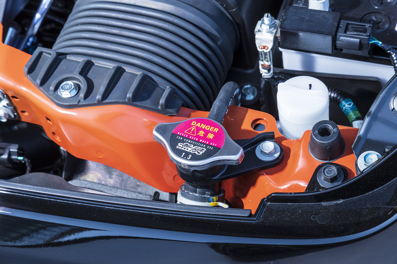 開弁圧を高めることでスポーツ走行時の高負荷時に効果を発揮する「ハイプレッシャーラジエターキャップ」。開弁圧は1.3kgfm/cm2（127kPa）