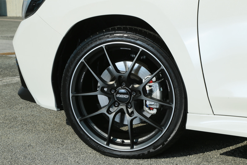 高級感のある造形は車格が高いハイパフォーマンスカーに似合うもの。鍛造でありながら、レイズ独自の製法が可能とする細いスポークに大胆な肉抜き加工は、機械的な魅力に敏感な人ほど見入ってしまうはず