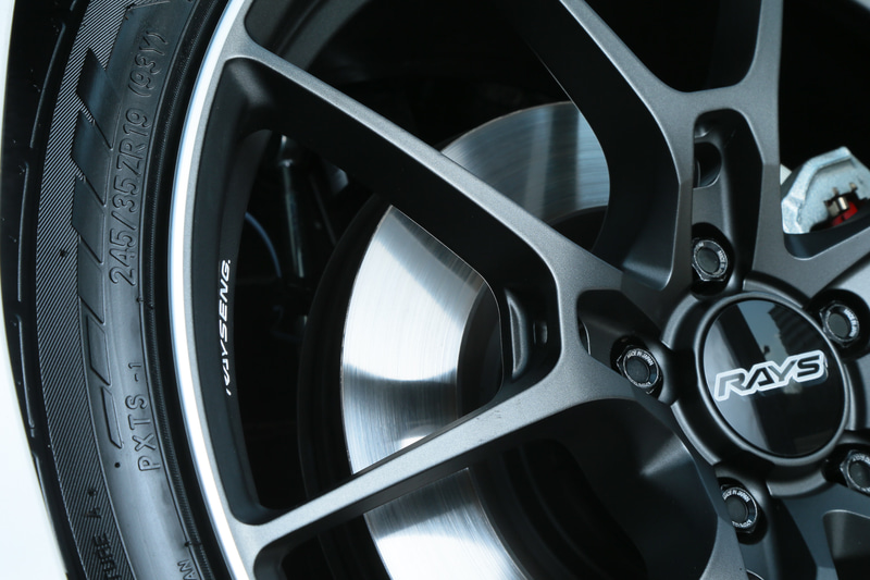 肉抜きは正面から見える分だけではなく、スポーク集合部の側面にも削り込みと合わせて施されている。どの角度から見ても「技術」の証明があるのだ