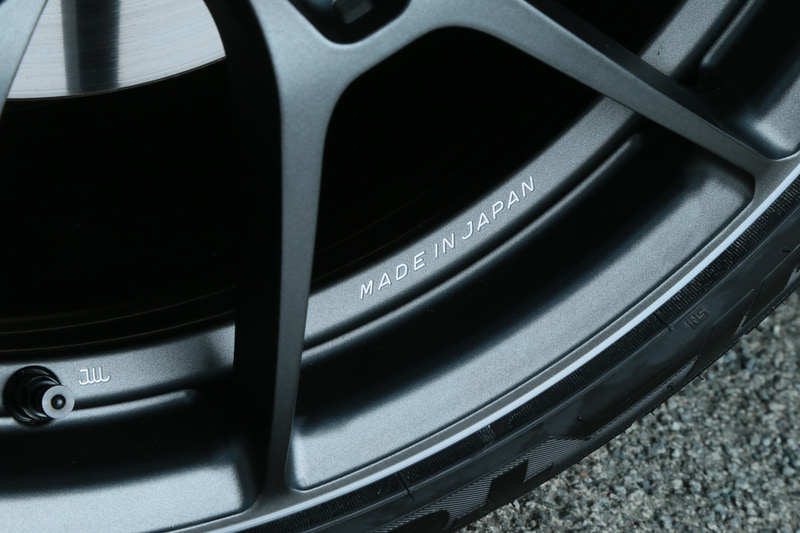 リムに入る文字はプレスで入れたものではなく、レイズが特許を持つ「A.M.T.」による彫刻加工によるもの。こうした細かい部分にも最先端技術を投入しているところに非凡さを感じる