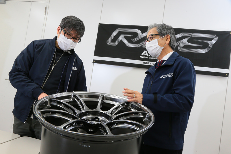 軽さと高剛性という面にスポットが当たるが、もっとも重視しているのが安全性。一見、デザイン先行のように見える造形も、徹底的な強度解析をしたうえで実現されたものだ。今回は設計部門にも話を聞いているので、ホイール作りの秘訣に関しては後日公開する後編の記事をお読みいただきたい