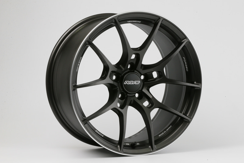 VOLK RACING G025。カラーはマットガンブラック/リムエッジDC。サイズは国産車用が18×7.5J～20×12J。PCDは114.3。輸入車用は18×7.5J～20×10.5J。PCDは108、112、120を設定