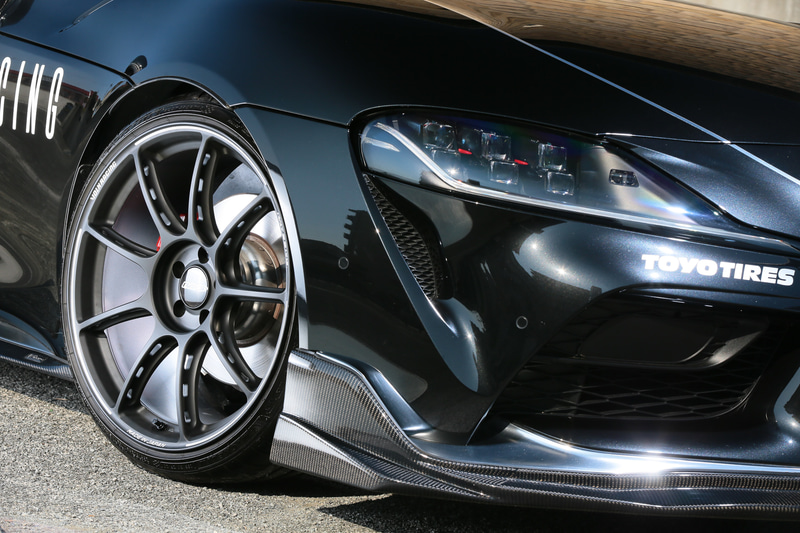 GT3用ホイールのデザインをベースにした細身の9本スポーク。大口径サイズと相まってキレイさが際立つルックスになっている