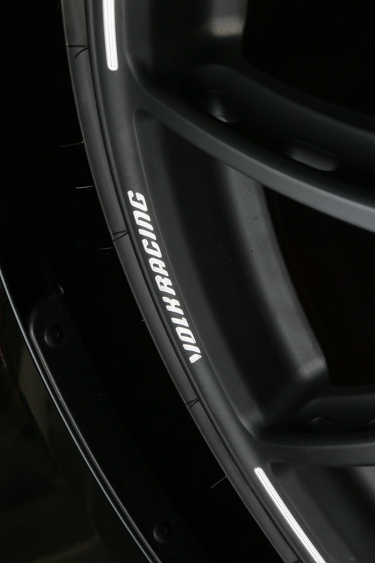 リム外周にはレイズが特許を持つ「A.M.T.」という彫刻加工で文字が入る。打ち込みによるものとは違い、文字はとてもシャープだ