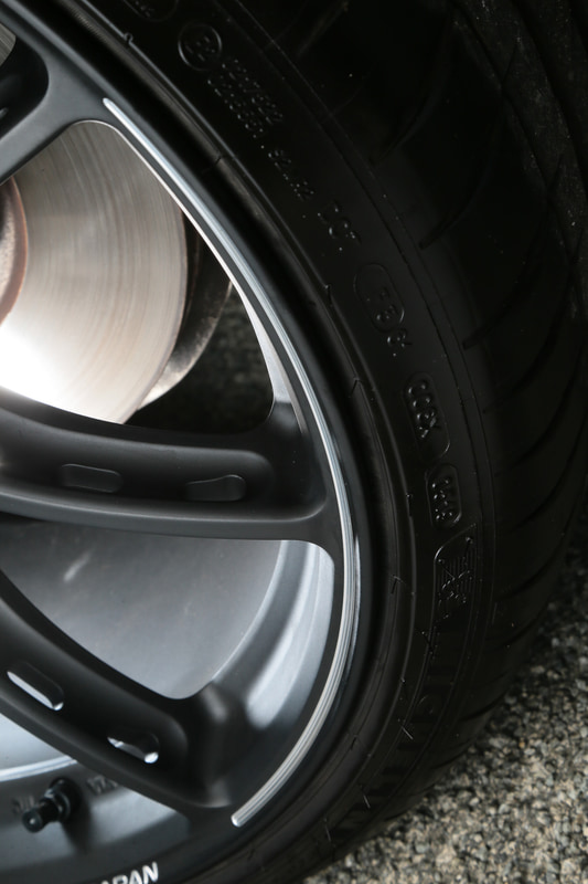 さらにリム外周にも「A.M.T.」を使い細長くデザイン性の高いラインを彫り込んでいる