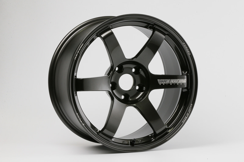 2021年1月に発表、発売されたニューモデル「TE37 SAGA S-plus」。最新のハードチューニング、ハイパフォーマンスカーがホイールに求める性能を分析し、それを具現化したモデル。こちらは後日公開する後編の記事で触れるのでお楽しみにしていただきたい