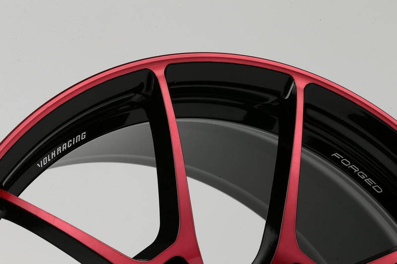 こちらは期間限定で選択可能となる新色「ボルドーレッドクリア/DC」。ブラックとボルドーレッドのコントラストは、自己主張がしっかりありながら決して派手すぎる事のない大人な組み合わせ。レイズはホイールのデザイン、製法だけでなく表面処理も得意としていて、ダイヤモンドカットを施したうえに、独自に開発をしたクリア塗料を塗っているが、その塗膜は正面、側面などすべての面で均一になっているので、どこからみても綺麗さが破綻していない