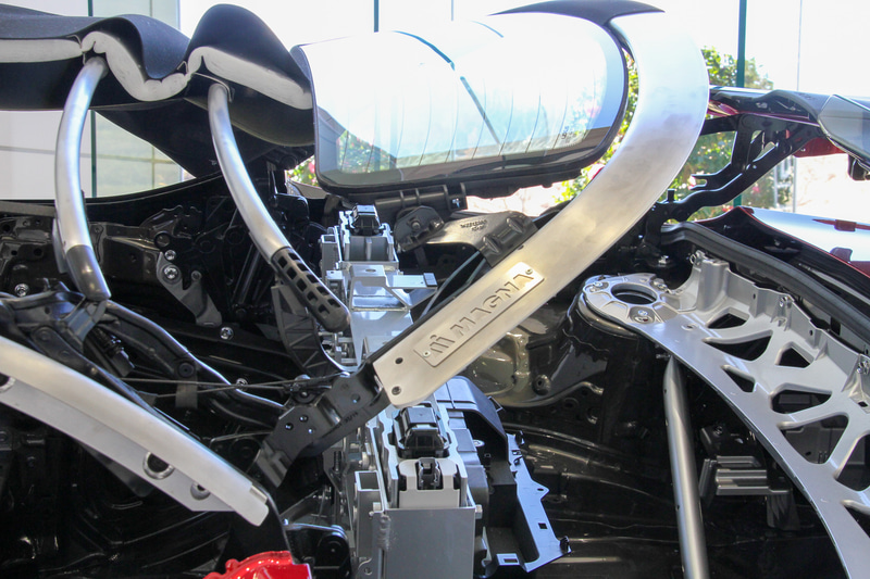 LC500 コンバーチブルのボディ構造。ブレースの配置や形状にこだわり、リアサスペンションタワーブレースや床下ブレースの結合部などには形状自由度が高く、軽量かつ高剛性なアルミダイキャストを採用。また、マグネシウムやアルミニウムなど軽量素材の最適な配置によって、高剛性と軽量化の両立に加え、優れた重量バランスを実現。リアまわりには「パフォーマンスダンパー」を採用し、上質な乗り心地とドライバーの意図に忠実な優れた運動性能を実現させている