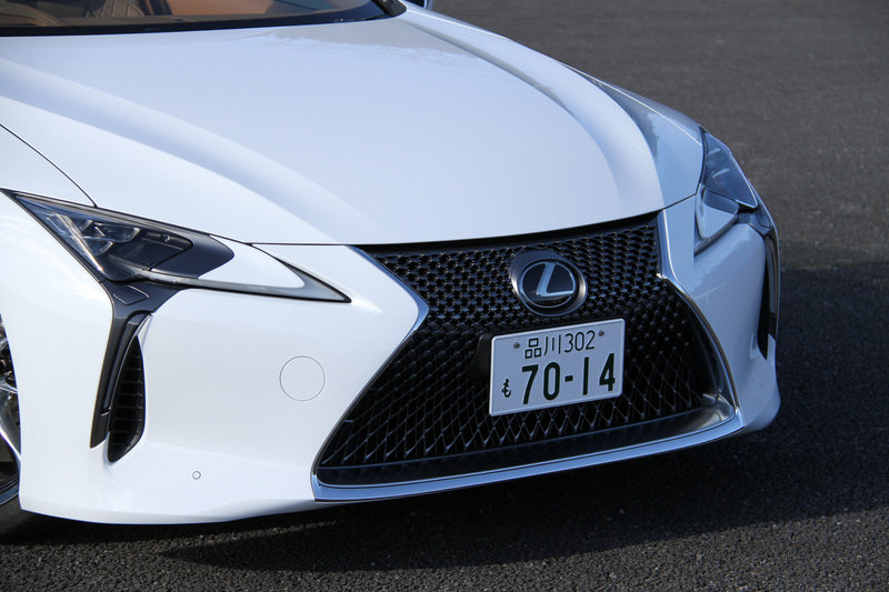 LC500 コンバーチブルでは専用パッケージングによりソフトトップルーフの軽快感や開放感、リアのダイナミックな印象といった個性が引き立つエクステリアを目指した。足下はポリッシュ仕上げ＋ブラック塗装の21インチ鍛造アルミホイールにミシュラン「パイロット スーパースポーツ ZP」（フロント：245/40RF21、リア：275/35RF21）の組み合わせ