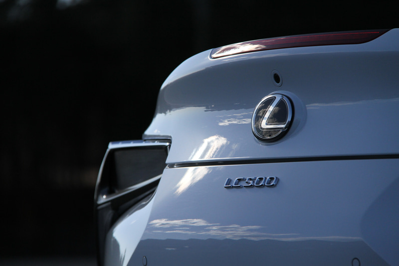 LC500 コンバーチブルでは専用パッケージングによりソフトトップルーフの軽快感や開放感、リアのダイナミックな印象といった個性が引き立つエクステリアを目指した。足下はポリッシュ仕上げ＋ブラック塗装の21インチ鍛造アルミホイールにミシュラン「パイロット スーパースポーツ ZP」（フロント：245/40RF21、リア：275/35RF21）の組み合わせ