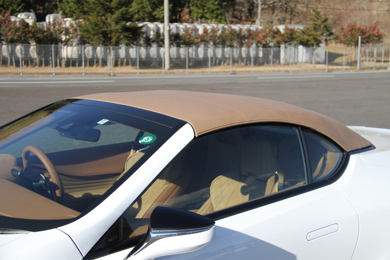 パームレスト内にあるルーフスイッチは、ルーフ開閉とスイッチを傾ける方向を合わせることで直感的に操作が可能。開閉作動中は、マルチインフォメーションディスプレイにルーフの動きをグラフィックで表示する。ルーフは約50km/h以下の走行時でも開閉させることが可能