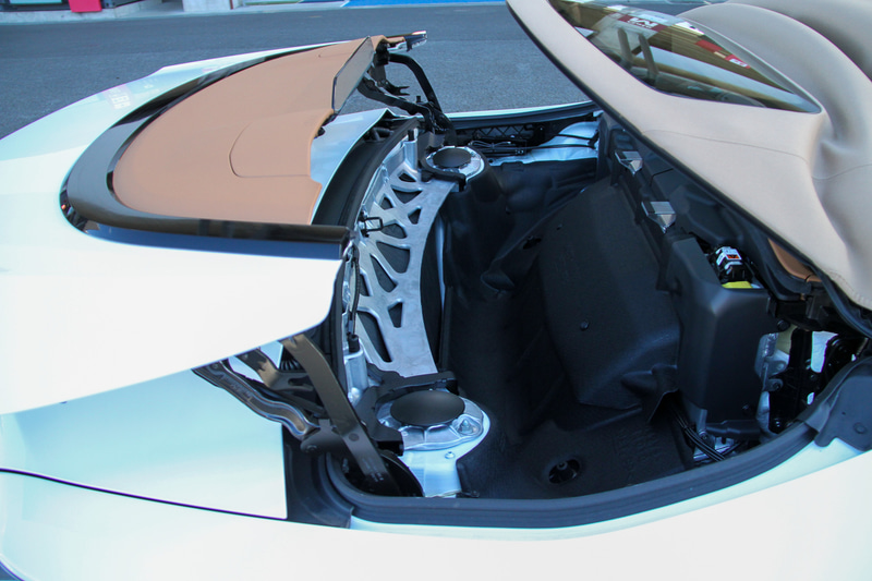 パームレスト内にあるルーフスイッチは、ルーフ開閉とスイッチを傾ける方向を合わせることで直感的に操作が可能。開閉作動中は、マルチインフォメーションディスプレイにルーフの動きをグラフィックで表示する。ルーフは約50km/h以下の走行時でも開閉させることが可能