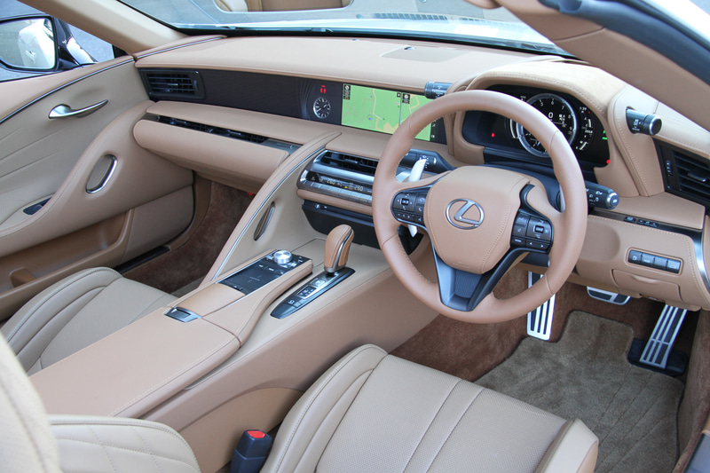 インテリアカラーは「オーカー」