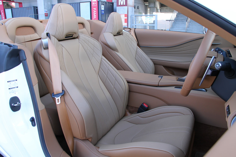 快適に乗員が過ごせるようエアコン、シートヒーター、ネックヒーター、ステアリングヒーターを自動制御する「レクサス クライメイト コンシェルジュ」を採用し、乗員に最適な室内空間を提供。エアコンの制御をルーフのオープン/クローズ状態に合わせて変更することで、それぞれの環境における快適性を追求している