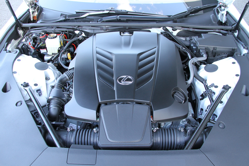 LC500 コンバーチブルのパワートレーンはV型8気筒 5.0リッター「2UR-GSE」型エンジンと10速ATの組み合わせのみ。最高出力は351kW（477PS）/7100rpm、最大トルクは540Nm（55.1kgfm）/4800rpmを発生し、WLTCモード燃費は8.0km/L