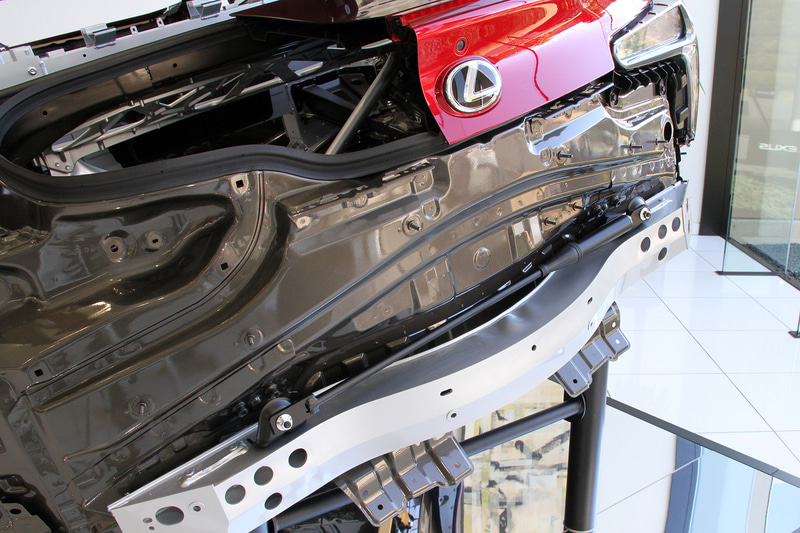 LC500 コンバーチブルのボディ構造。ブレースの配置や形状にこだわり、リアサスペンションタワーブレースや床下ブレースの結合部などには形状自由度が高く、軽量かつ高剛性なアルミダイキャストを採用。また、マグネシウムやアルミニウムなど軽量素材の最適な配置によって、高剛性と軽量化の両立に加え、優れた重量バランスを実現。リアまわりには「パフォーマンスダンパー」を採用し、上質な乗り心地とドライバーの意図に忠実な優れた運動性能を実現させている