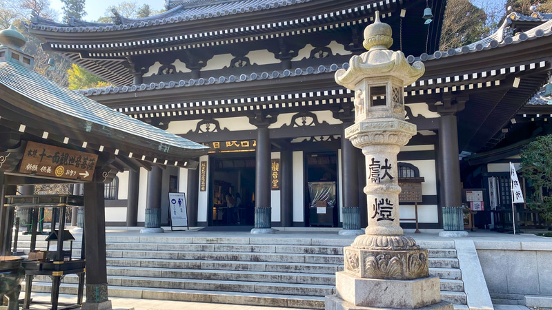 十一面観世音菩薩は、この本尊の中で拝むことができます。長谷寺の公式サイトには、現在の混雑状況がわかる機能もあるので、空いている時を見計らって訪れるといいですね