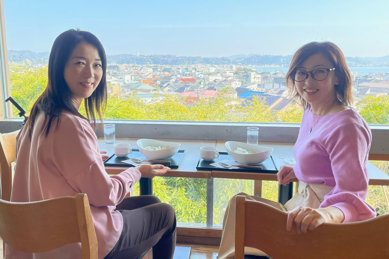 一緒に行った吉田由美さんと、相模湾一の絶景が楽しめる境内のお食事処「海光庵」でひと休み。ヘルシーな「お寺のカレー」1000円と、柔らかくて美味しいみたらし団子をペロリといただいちゃいました（笑）