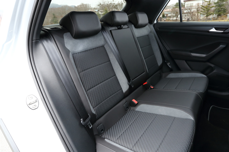 「TDI R-Line」では専用のファブリックシートやレザーマルチファンクションステアリングホイールなどを標準装備。ステアリングのエンブレムも変更を受けている