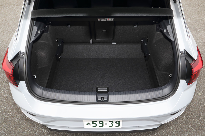 ラゲッジスペースはクラストップレベルの445L（VDA方式による欧州測定値）を有し、後席のシートバックを倒すと最大1290L（同）の荷室空間を実現