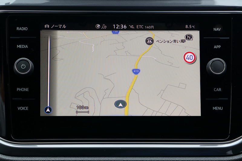 2020年12月の一部仕様変更では、フォルクスワーゲン車として日本初採用となるeSIM内蔵の通信モジュールを搭載して、常時オンライン接続が可能になった新世代インフォテイメントシステムを搭載。専用のアプリで車両データを見たり、車両のドアロックの状態やライトの消し忘れ状況を確認できたりするほか、ルート沿いのガソリンスタンド検索、近隣の駐車場検索といったことも可能