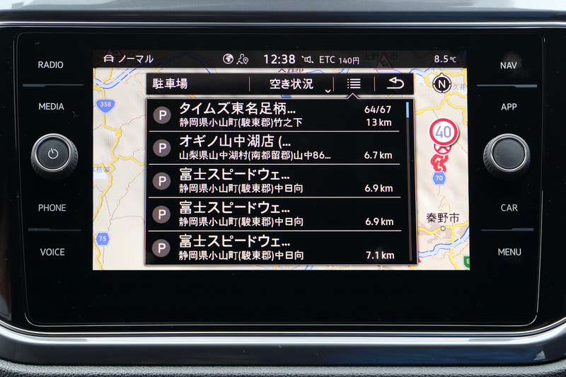 2020年12月の一部仕様変更では、フォルクスワーゲン車として日本初採用となるeSIM内蔵の通信モジュールを搭載して、常時オンライン接続が可能になった新世代インフォテイメントシステムを搭載。専用のアプリで車両データを見たり、車両のドアロックの状態やライトの消し忘れ状況を確認できたりするほか、ルート沿いのガソリンスタンド検索、近隣の駐車場検索といったことも可能