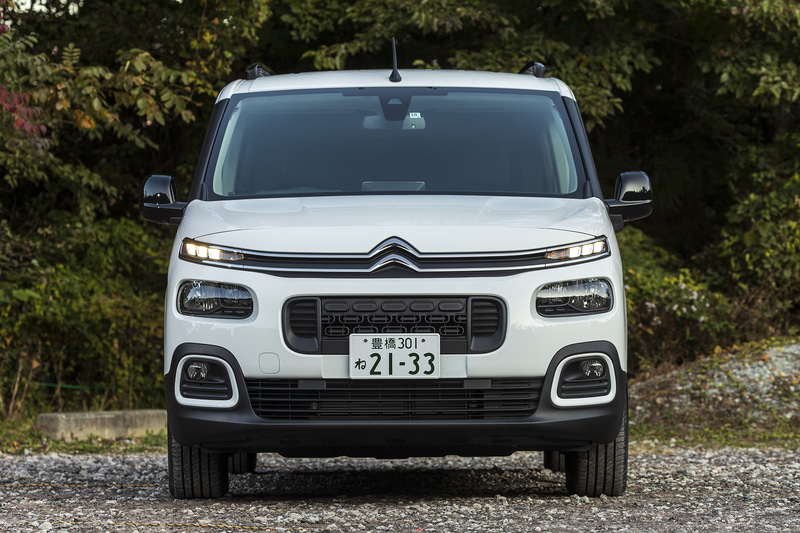 全幅と全高が同じため、正面から見ると真四角なデザインが際立つ。ホイールベースは2785mm、トレッドは前1550～1555mm、後1560～1570mmと、ボディ四隅にタイヤが配置され、箱のようなイメージをより強調する