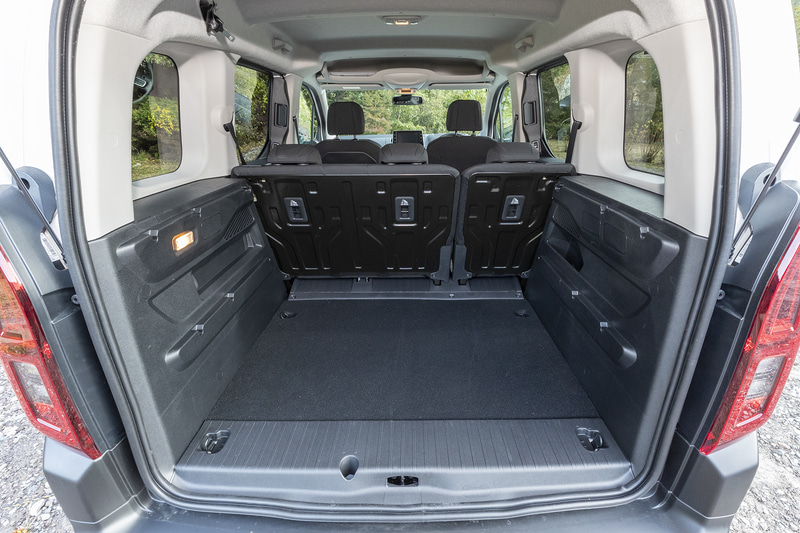 広々としたラゲッジは5人乗車時で約597Lの容量を確保。シートアレンジ次第で最大約2126Lまで拡大できる。フィールのみリアシートが60：40分割可倒式となり、「シャイン」「シャイン XTR PACK」では3座独立フォールディング機能付きの3分割リアシートを採用する