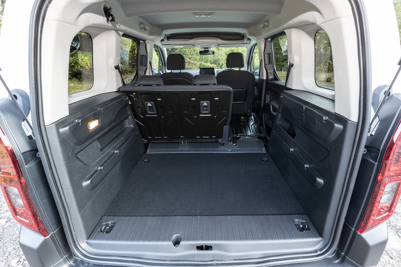 広々としたラゲッジは5人乗車時で約597Lの容量を確保。シートアレンジ次第で最大約2126Lまで拡大できる。フィールのみリアシートが60：40分割可倒式となり、「シャイン」「シャイン XTR PACK」では3座独立フォールディング機能付きの3分割リアシートを採用する