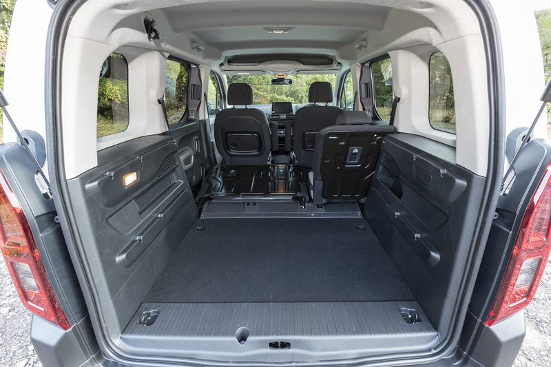 広々としたラゲッジは5人乗車時で約597Lの容量を確保。シートアレンジ次第で最大約2126Lまで拡大できる。フィールのみリアシートが60：40分割可倒式となり、「シャイン」「シャイン XTR PACK」では3座独立フォールディング機能付きの3分割リアシートを採用する