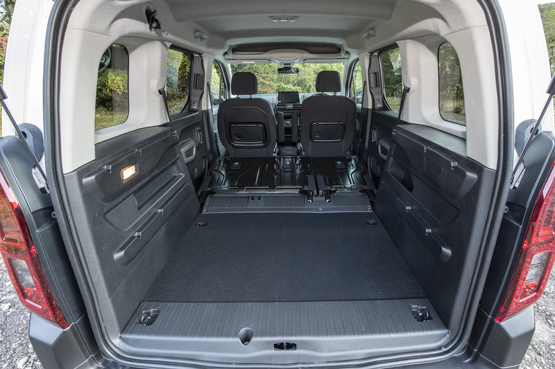 広々としたラゲッジは5人乗車時で約597Lの容量を確保。シートアレンジ次第で最大約2126Lまで拡大できる。フィールのみリアシートが60：40分割可倒式となり、「シャイン」「シャイン XTR PACK」では3座独立フォールディング機能付きの3分割リアシートを採用する