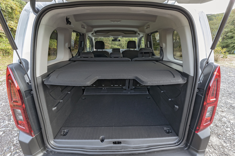 耐荷重25kgのボードの高さを2段階で調節可能。荷物の大きさや量に応じてスペースを有効に活用できる