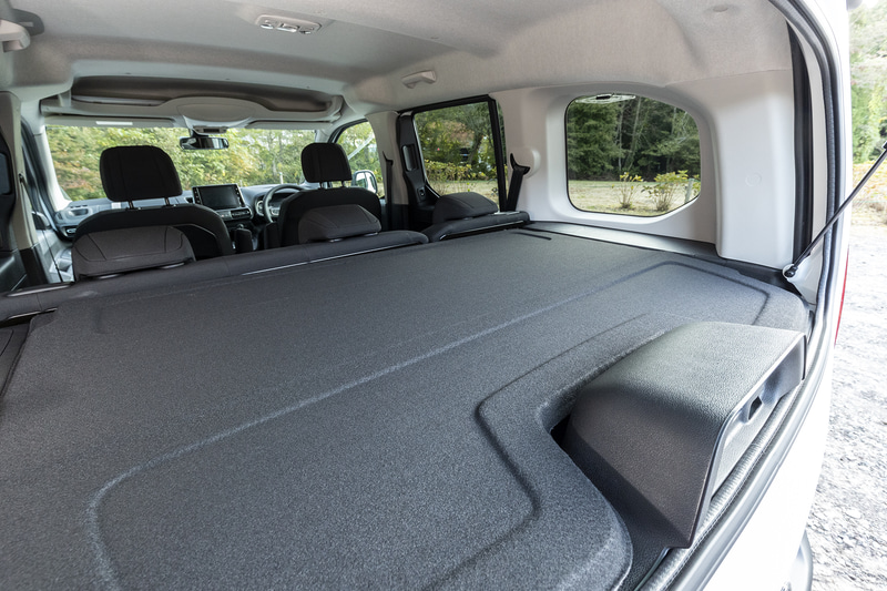 耐荷重25kgのボードの高さを2段階で調節可能。荷物の大きさや量に応じてスペースを有効に活用できる