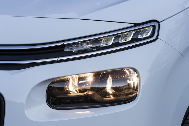 ハロゲンヘッドライト、LEDランニングライト、フォグランプを全車標準装備