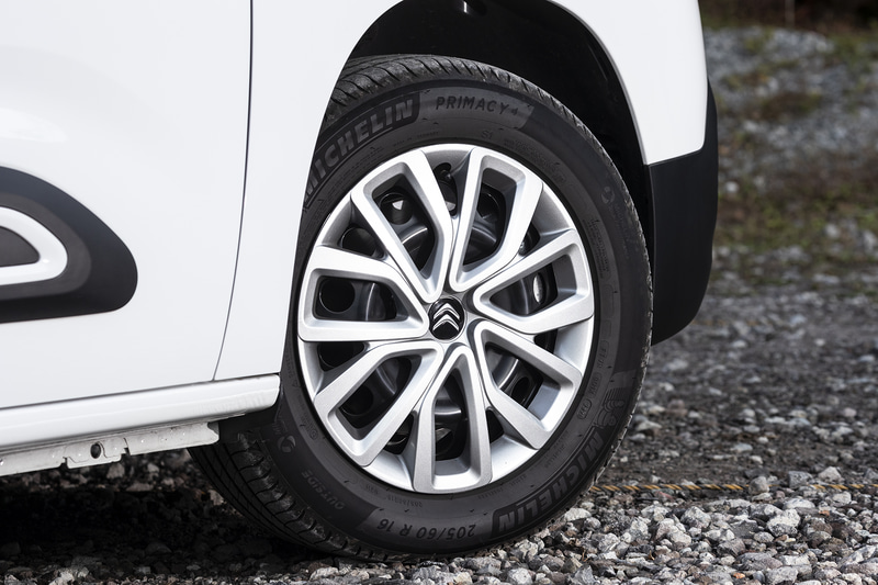 フィールでは16インチ スチールホイール＋キャップを採用し、205/60R16サイズのミシュラン「Primacy 4」を装着する