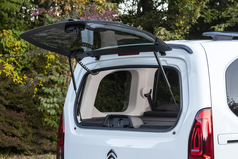 テールゲートはガラス部分のみを開閉してラゲッジにアクセス可能