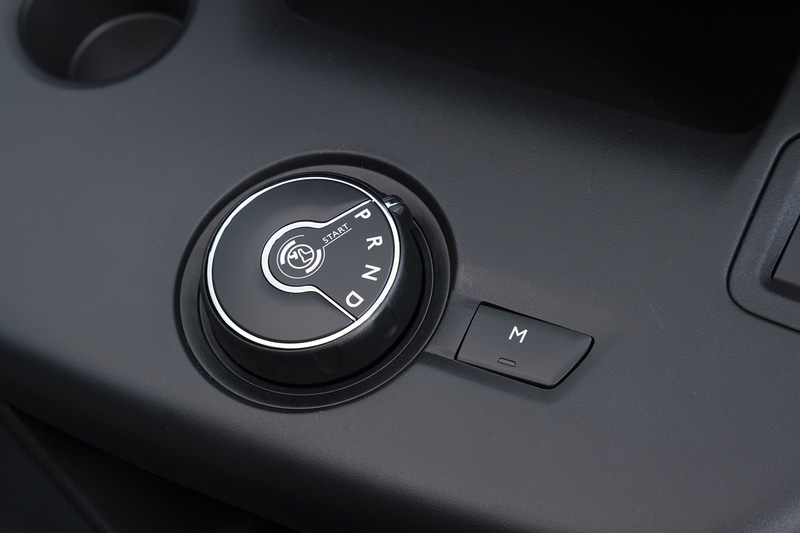ダイアル式のシフトスイッチ。マニュアルモード用のスイッチがシフト横に付く