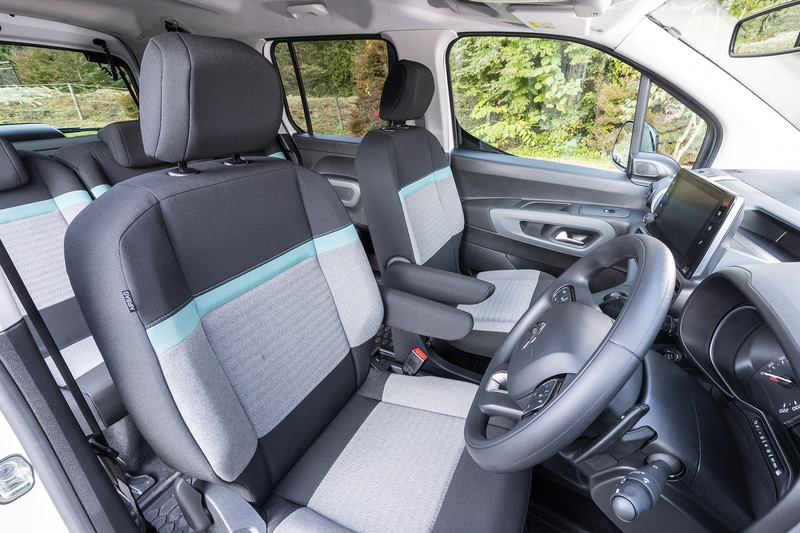 ファブリックシートは鮮やかなミントグリーンの差し色で華やかなイメージを与えるだけでなく、ホールド性にも優れる