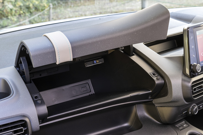 広いグローブボックスに加え、メーター上や天井などにも豊富な収納スペースを備える