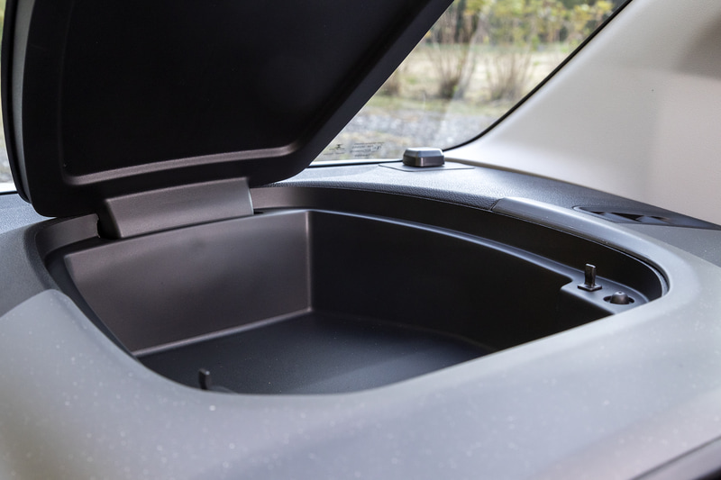 広いグローブボックスに加え、メーター上や天井などにも豊富な収納スペースを備える