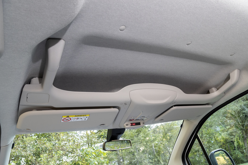 広いグローブボックスに加え、メーター上や天井などにも豊富な収納スペースを備える