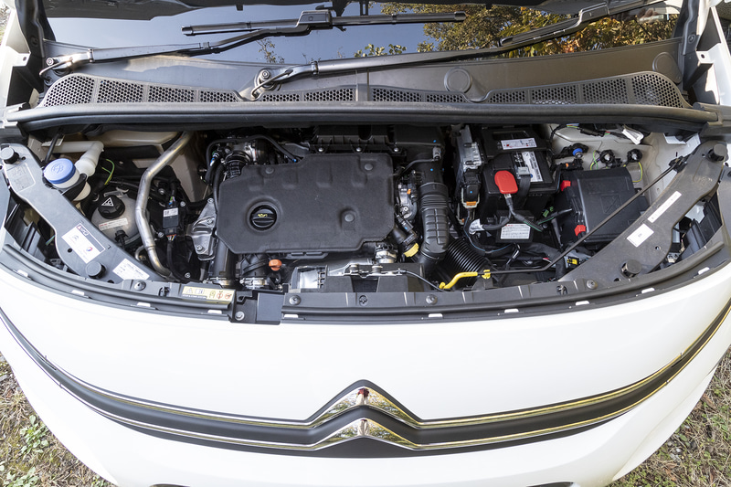 最高出力96kW（130PS）/3750rpm、最大トルク300Nm/1750rpmを発生する直列4気筒DOHC 1.5リッターディーゼルターボエンジンを搭載し、トランスミッションにはアイシンAW製の8速ATを組み合わせる。駆動方式は2WD（FF）。WLTCモード燃費は18.0km/L