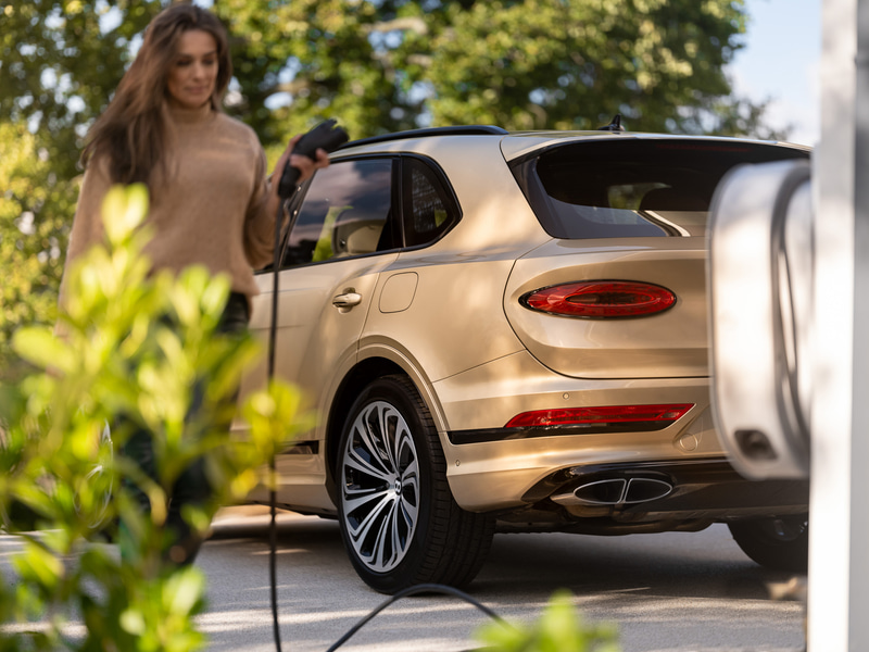 充電口は給油口とは反対側に配置されている