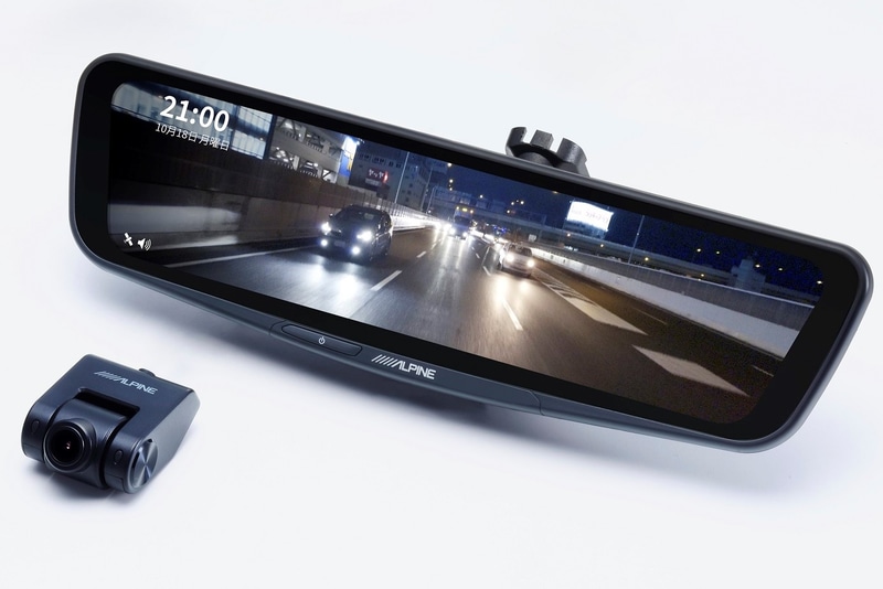 ベースモデルはリア用カメラのみ。ベースモデルの装着には別売の車種専用取り付けキットが必要