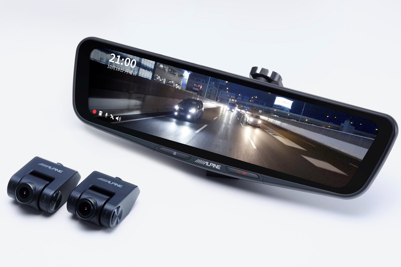 ドライブレコーダー搭載モデルにはフロント用カメラが付属