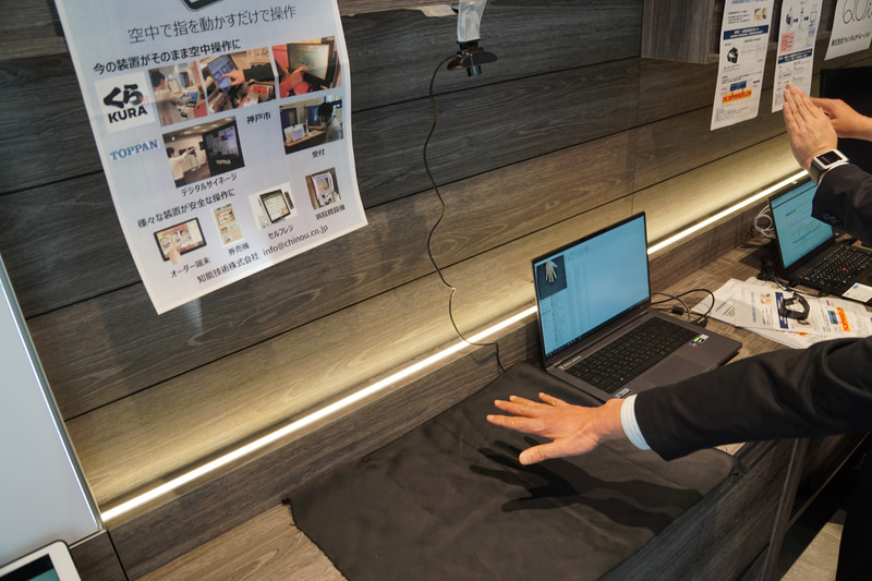 グー・チョキ・パーのジェスチャーでミニカーを動かすことができる知能技術の展示